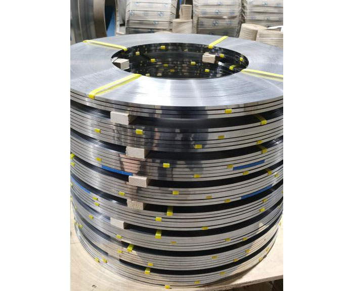 Những khía cạnh nào được bao gồm trong các tiêu chuẩn cho các dải thép không gỉ lạnh?